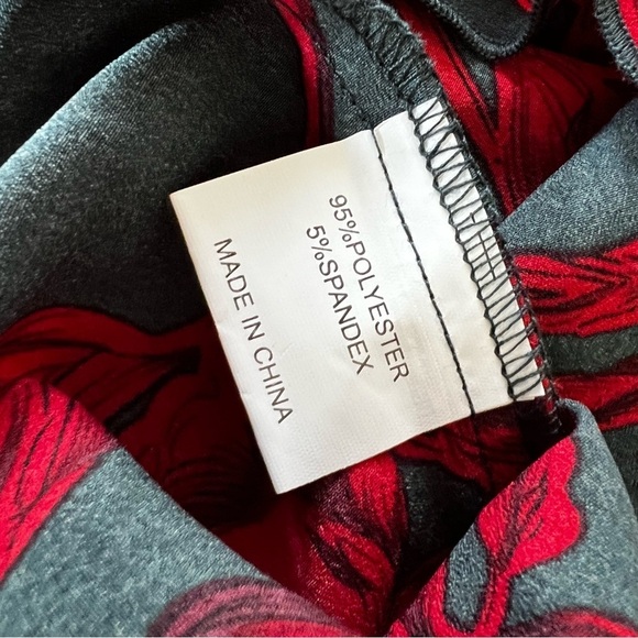 Red and black faux wrap dress with pendant, size L, new with tags - Picture 10 of 12